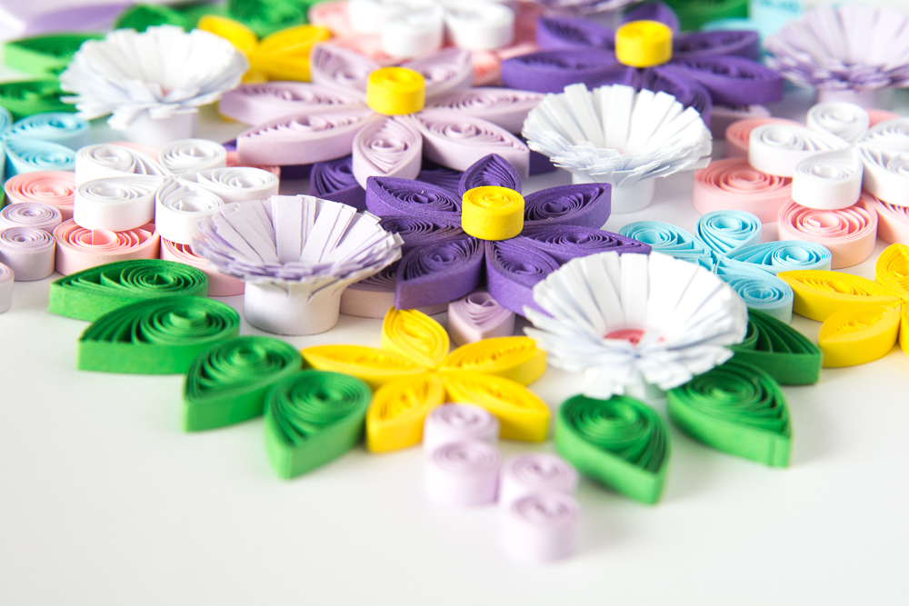 oryginalny prezent urodzinowy obrazek na ścianę obrazek w ramce kwiaty z papieru quilling nowoczesna dekoracja mieszkania oryginalny wystrój wnętrz polskie rękodzieło handmade
