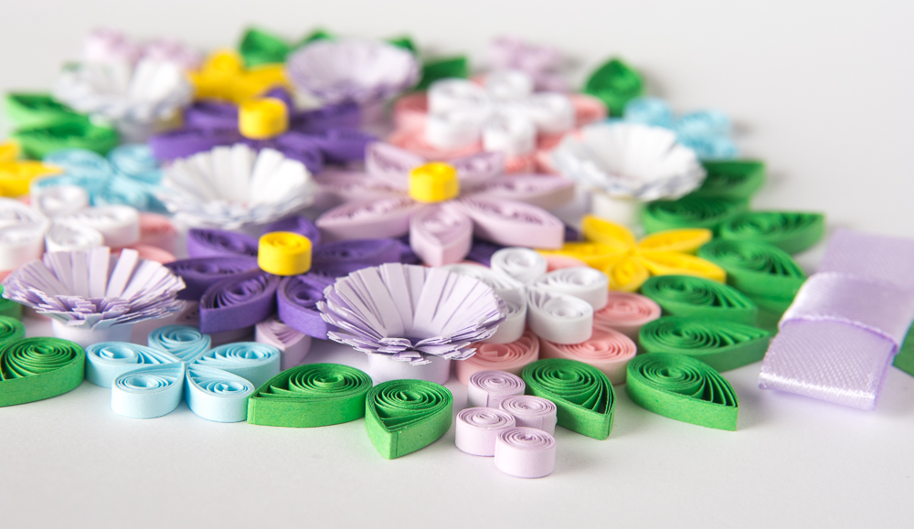 oryginalny prezent na rocznicę obrazek w ramce kwiaty z papieru quilling nowoczesna dekoracja mieszkania oryginalny wystrój wnętrz quilling w ramce