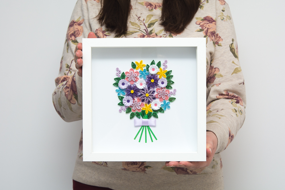 oryginalny obraz na ścianę ręcznie robiony quilling w ramce bukiet kwiatów oryginalna dekoracja mieszkania wystrój wnętrz polskie rękodzieło