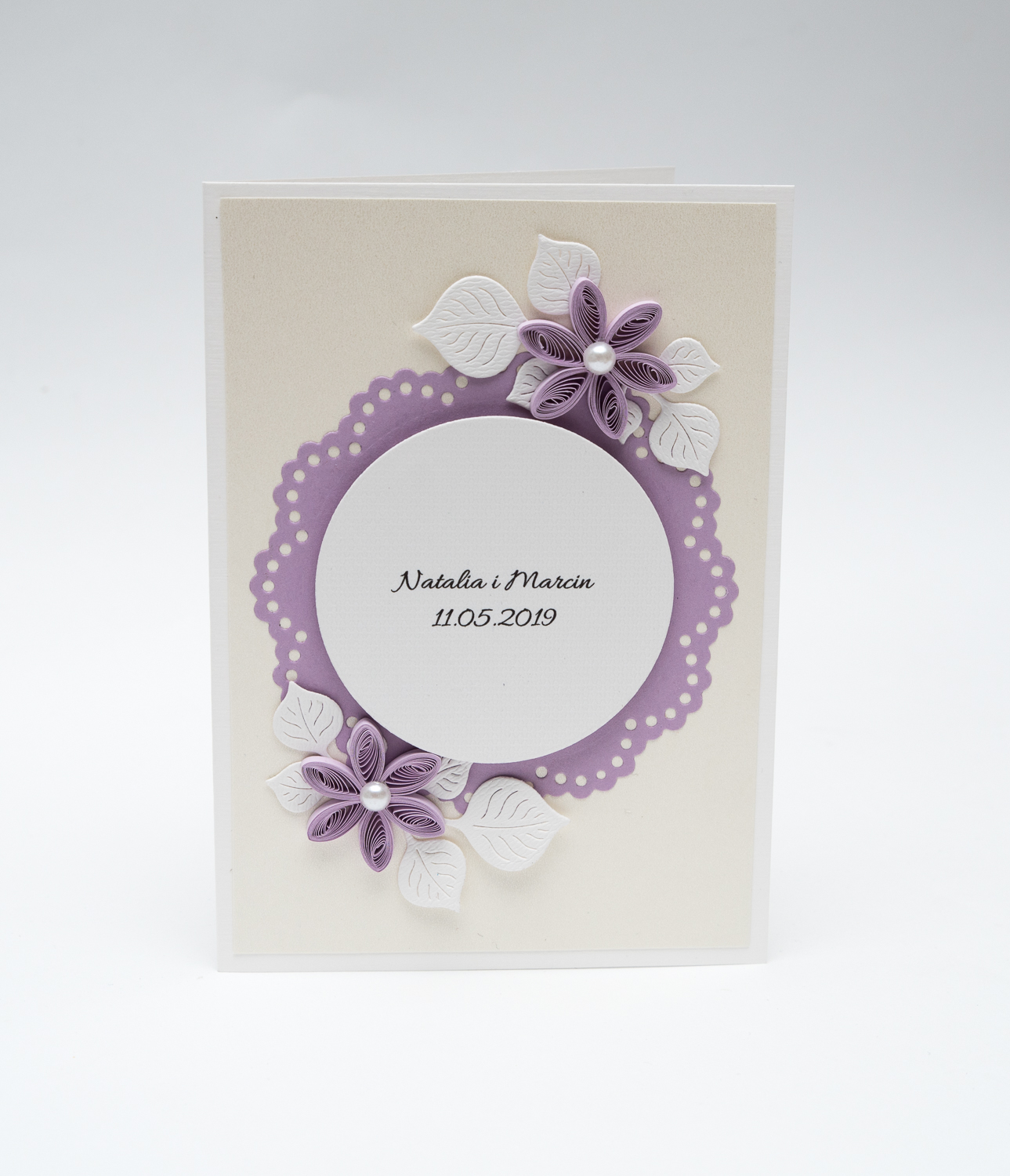 You are currently viewing Zaproszenie ślubne w kolorze liliowym – Quilling