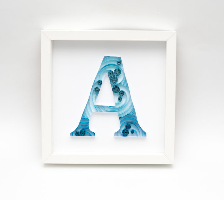 Read more about the article Obrazek z literą A – Quilling konturowy