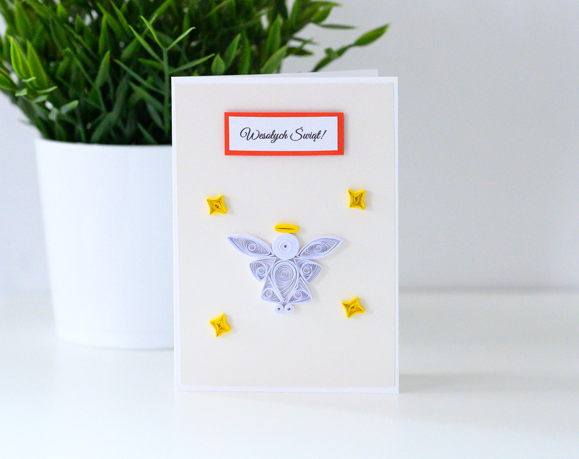 Read more about the article Ręcznie robiona kartka świąteczna z aniołkiem – Quilling