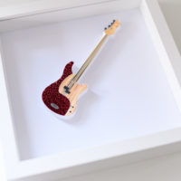 Obrazek z gitarą basową – kolor bordowy
