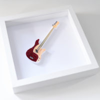 Obrazek z gitarą basową – kolor bordowy