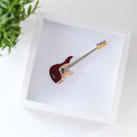 Obrazek z gitarą basową – kolor bordowy