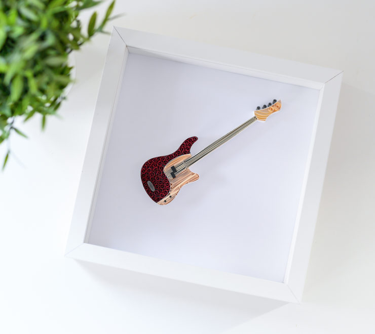 Read more about the article Muzyczne dekoracje na ścianę – Obrazek z gitarą basową