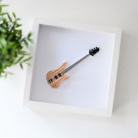 Obrazek z gitarą basową – kolor kremowy