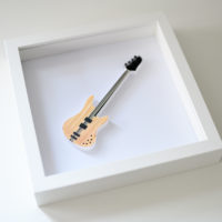 Obrazek z gitarą basową – kolor kremowy
